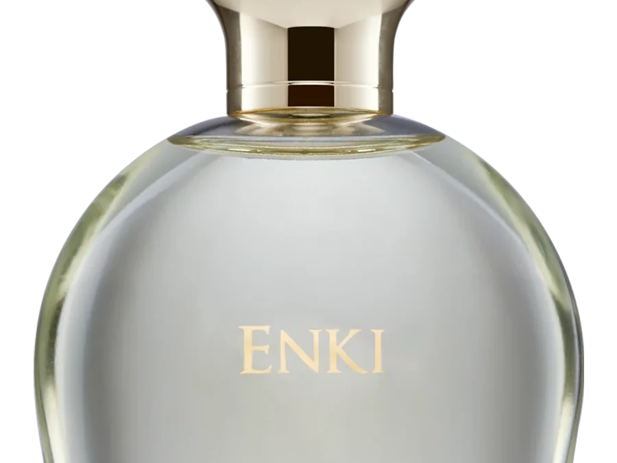תקריב של הבושם Enki - בושם יוניסקס 100 מ"ל על הזכוכית